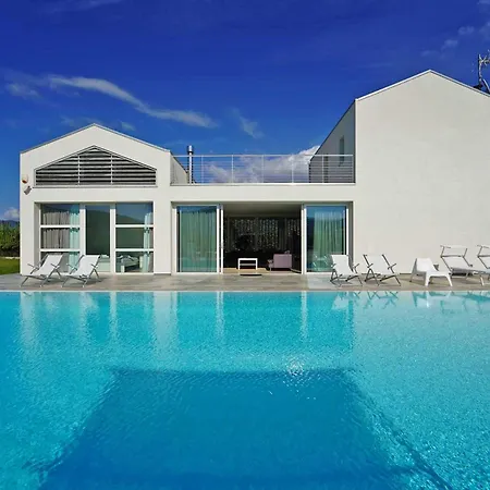 Micol, 14 Pax By Villasretreats Villa Luni