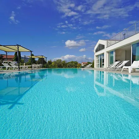 Micol, 14 Pax By Villasretreats Villa Luni